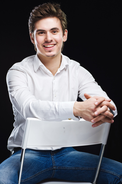 молодий бізнесмен у білій сорочці
 - Фото, зображення