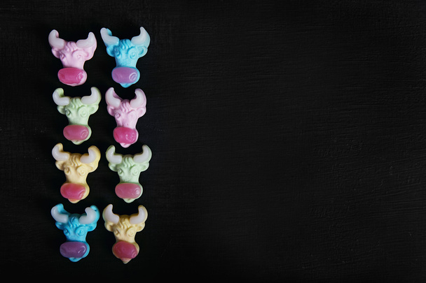 Neon sakızlı bir inek siyah doku özgeçmişlerine şekerler - Fotoğraf, Görsel
