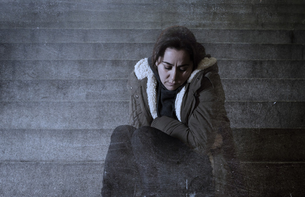 surullinen nainen yksin kadulla metro portaikko kärsii masennuksesta
  - Valokuva, kuva