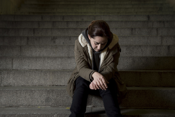 triste mujer solo en la calle escalera de metro sufriendo depresión buscando enfermo e indefenso
 - Foto, Imagen