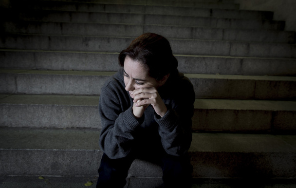 triste mujer solo en la calle escalera de metro sufriendo depresión buscando enfermo e indefenso
 - Foto, Imagen