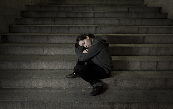 szomorú nő egyedül utcai metró lépcső szenvedő depresszió látszó, látszó beteg és tehetetlen - Fotó, kép
