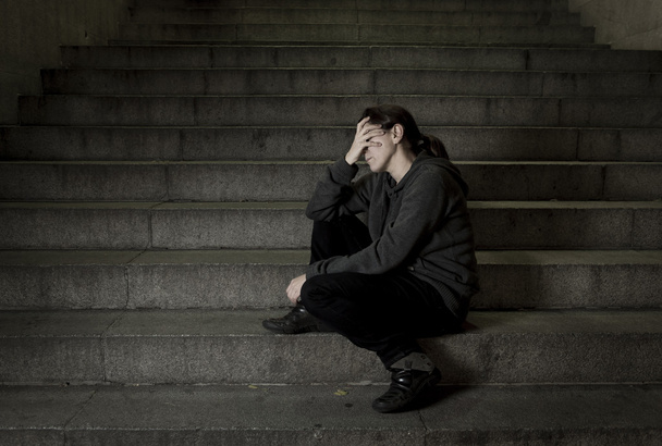 smutne, kobieta sama na ulicy metra schody cierpienie depresja patrząc chore i bezbronne - Zdjęcie, obraz