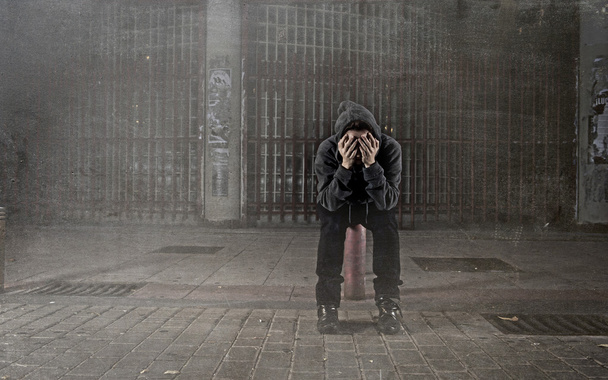 triste mujer solo en calle sufrimiento depresión desesperado y hel
 - Foto, imagen