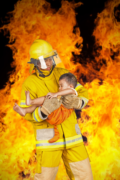 Feuerwehrmann rettete Kind aus brennendem Haus, isoliert - Foto, Bild