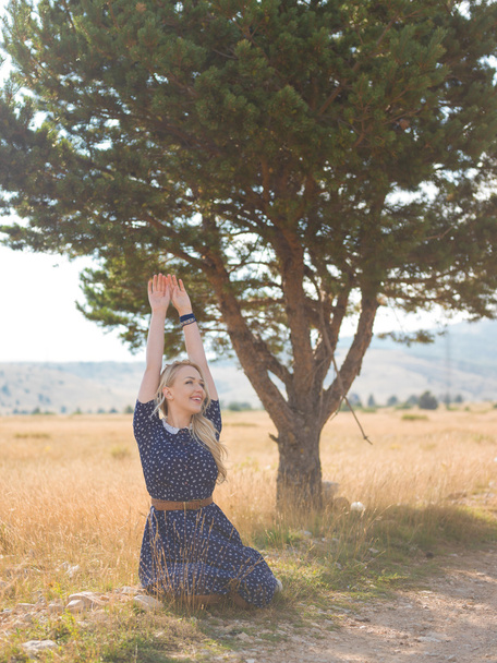Mujer alegre en el campo de verano
 - Foto, imagen