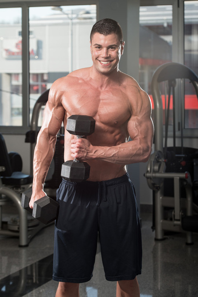 Male Bodybuilder Doing Heavy Weight Exercise For Biceps - Φωτογραφία, εικόνα