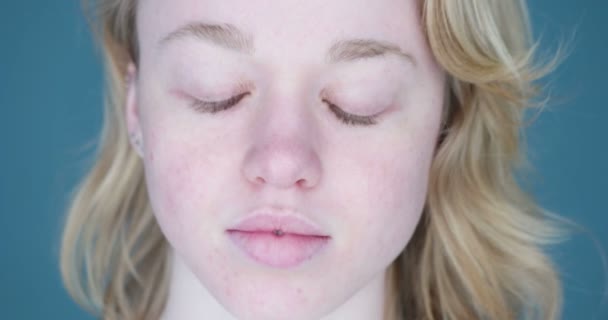 Teenager-Frauenporträt mit blauen Augen Sommersprossen und roten Haaren - Filmmaterial, Video
