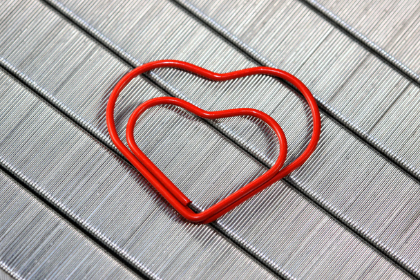 rote Büroklammer in Herzform - Foto, Bild