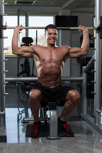 Male Bodybuilder Doing Heavy Weight Exercise For Shoulders - Foto, Imagem