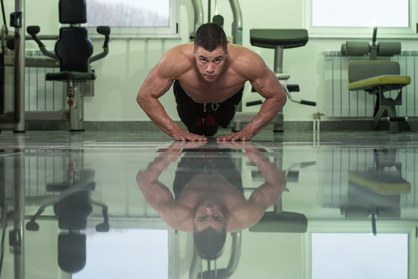 Young Man Doing Press Ups In Gym - Foto, imagen