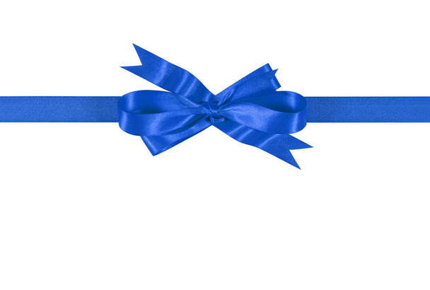 Kék ajándék szalag íj elszigetelt fehér background egyenes vízszintes - Fotó, kép