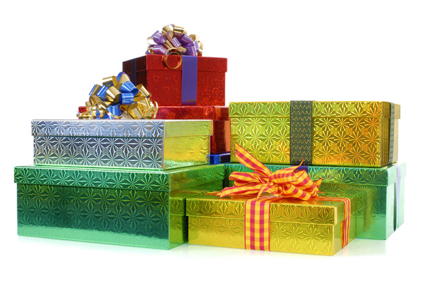Pequeña pila de cajas de regalo aisladas sobre fondo blanco
 - Foto, imagen