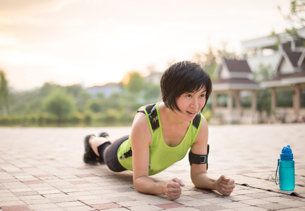 Planking parkta yoluna Asyalı kadın - Fotoğraf, Görsel