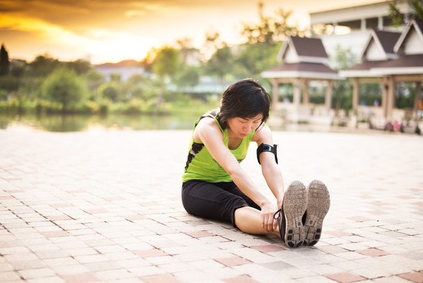 Aasialainen nainen liikunta puistossa
 - Valokuva, kuva