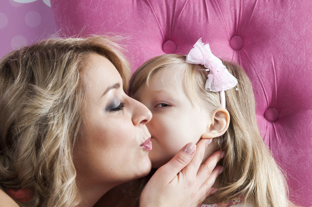 маленькая девочка целует мать
 - Фото, изображение