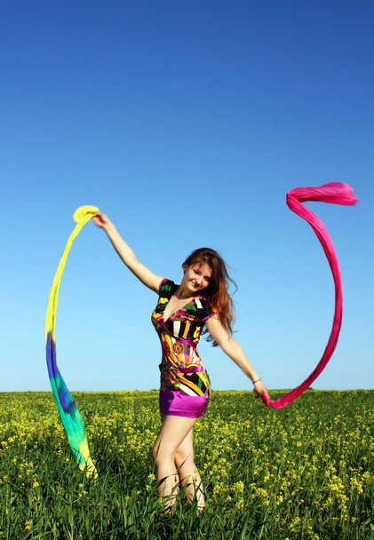 Красива дівчина влітку на полі з шарфом
 - Фото, зображення