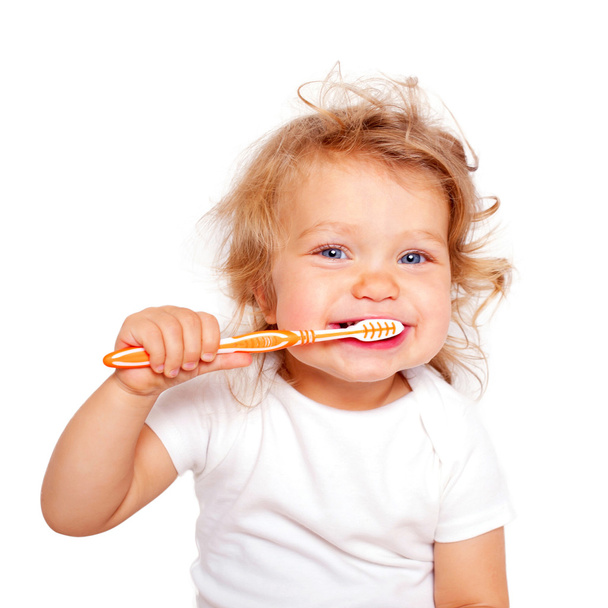 Toddler dziecko ładny szczotkowanie zębów.  - Zdjęcie, obraz