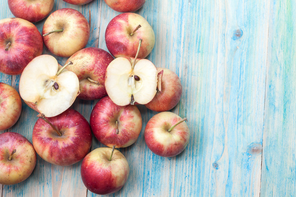 apples on  wood background. - Zdjęcie, obraz