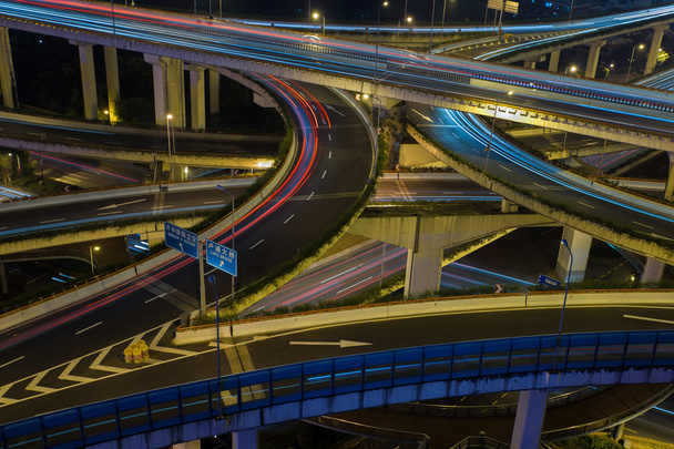 Route de circulation urbaine moderne la nuit. Jonction transport
. - Photo, image