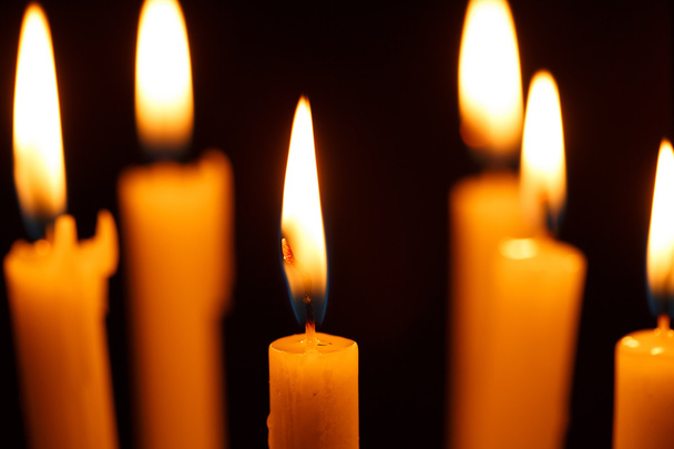 Muchas velas encendidas en negro
 - Foto, imagen
