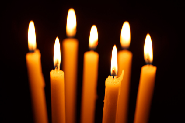 Muchas velas encendidas en negro
 - Foto, Imagen