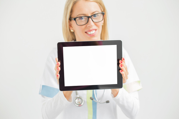 Gelukkig arts met Tablet PC - Foto, afbeelding