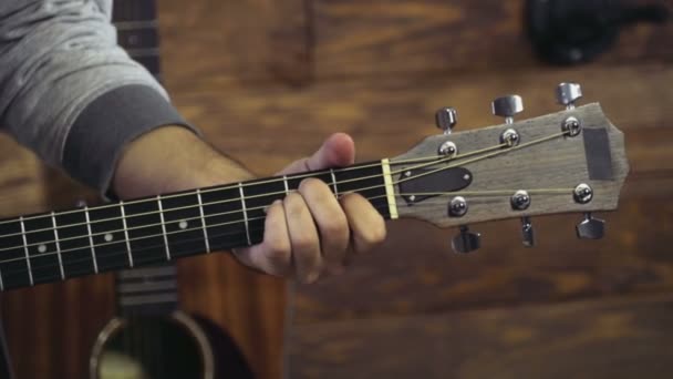Nahaufnahme der Hände beim Stimmen einer akustischen Gitarre in Zeitlupe - Filmmaterial, Video