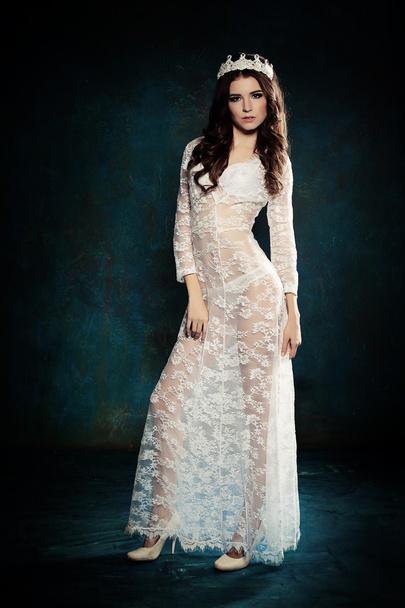 Mulher bonita vestindo vestido de renda branca
 - Foto, Imagem