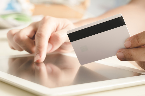 Conceito de compras on-line: Cartão de crédito de posse de mão humana (filtro
 - Foto, Imagem