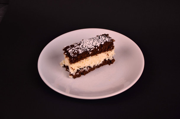 торт награда за белую сказку на черном столе
 - Фото, изображение