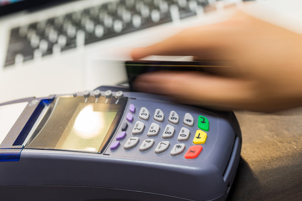 Hand Swiping Credit Card In Store - Zdjęcie, obraz