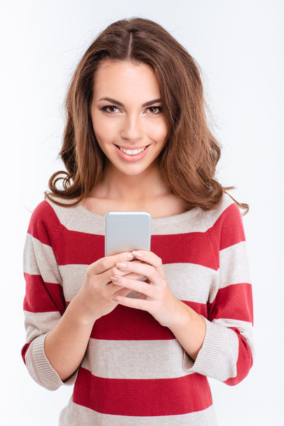 Smiling woman using smartphone - Zdjęcie, obraz