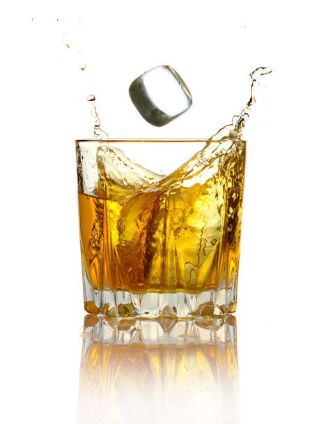 Splash in glass of whiskey and ice isolated - Foto, Bild