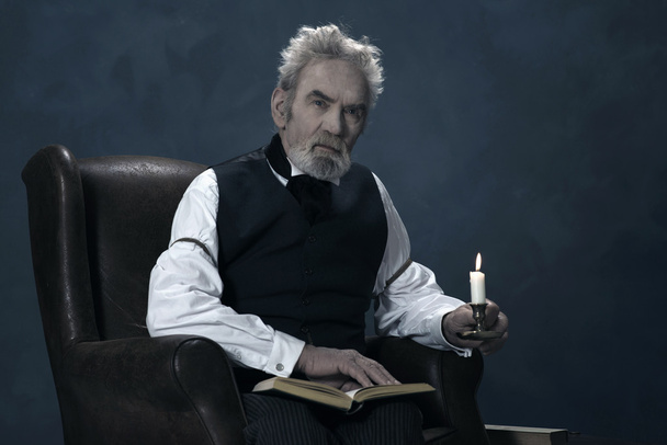 Upozornění Dickens Scrooge muž sedící - Fotografie, Obrázek