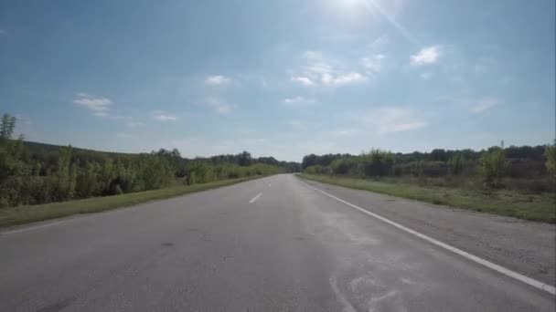 Conducir por la carretera cerca del bosque
 - Metraje, vídeo