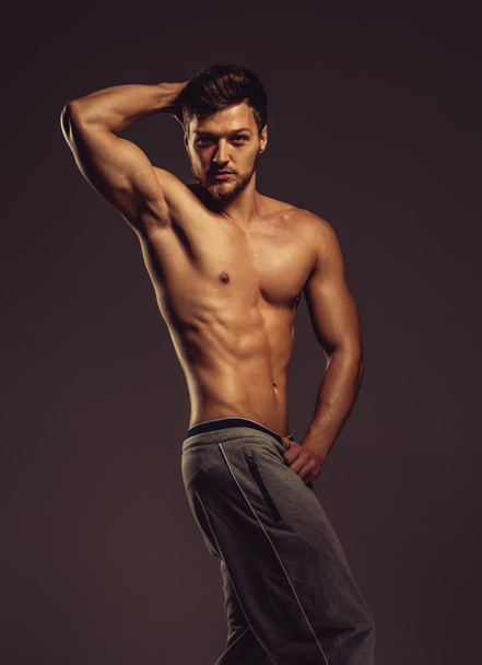 Jeune homme athlétique posant, plan studio
 - Photo, image