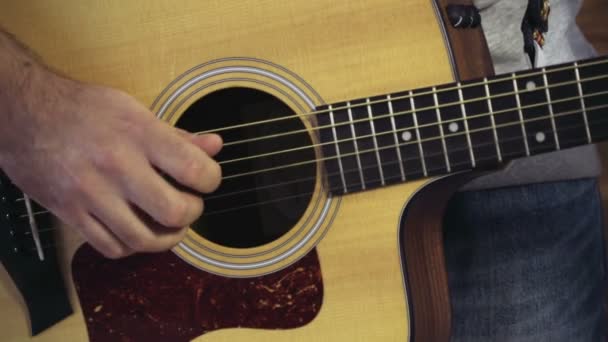 Nahaufnahme eines Mannes, der die akustische Gitarre in Zeitlupe spielt - Filmmaterial, Video