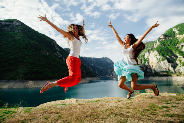 deux filles heureux saut dans les montagnes
 - Photo, image