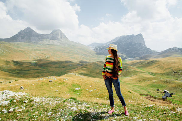 Frau entspannen auf Gipfel des Berges mit malerischer Aussicht - Foto, Bild