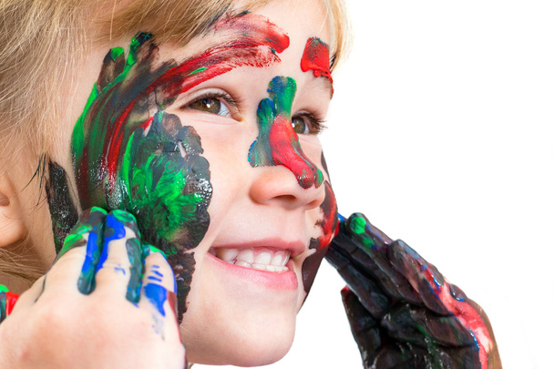 Chica con las manos pintadas y la cara
 - Foto, imagen