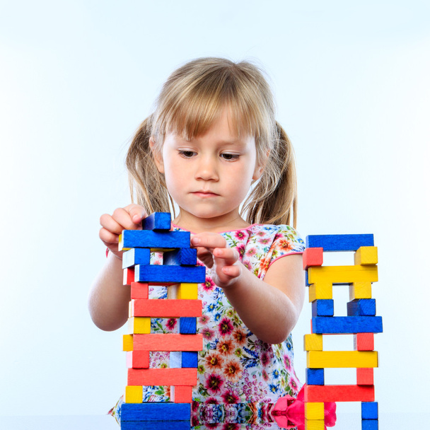 girl building structure with blocks - Foto, Imagem