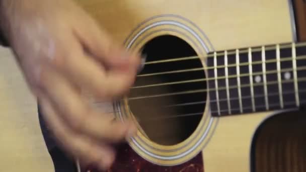 fechar o homem mãos tocando a guitarra acústica câmera lenta
 - Filmagem, Vídeo