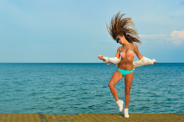 Ritratto di bella giovane donna che si diverte a ballare su uno sfondo di spazio copia all'aperto
  - Foto, immagini