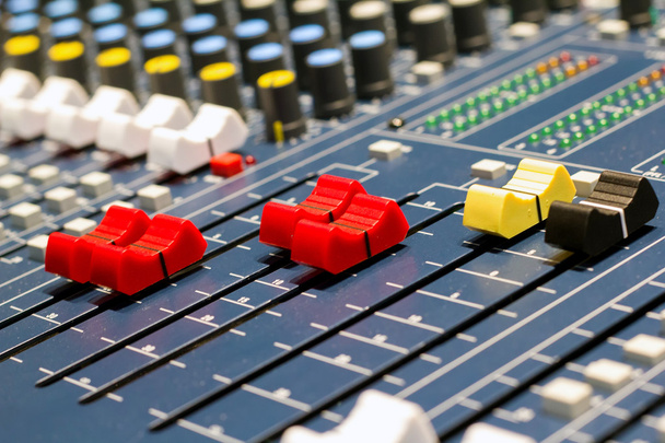 Commandes de volume sur la console de mixage
 - Photo, image