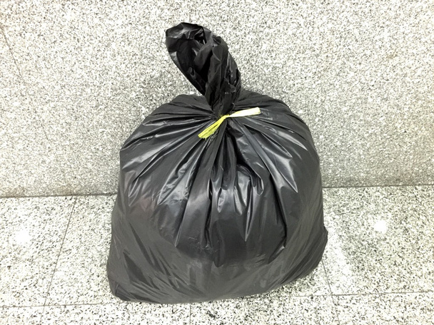 Πλαστικές μαύρες σακούλες σκουπιδιών - Φωτογραφία, εικόνα