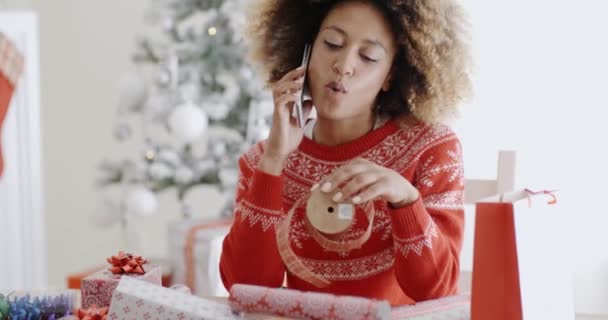 femme bavarder sur mobile à Noël
 - Séquence, vidéo