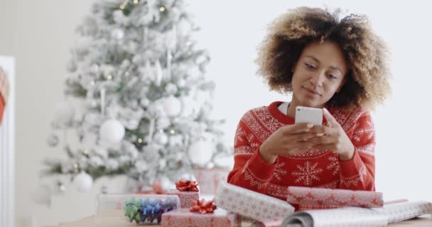 женщина проверяет сообщения на Рождество
 - Кадры, видео