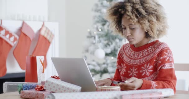 Nainen tekee joulu ostoksia verkossa
 - Materiaali, video