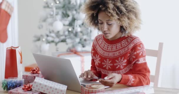 mujer haciendo compras de Navidad en línea
 - Metraje, vídeo